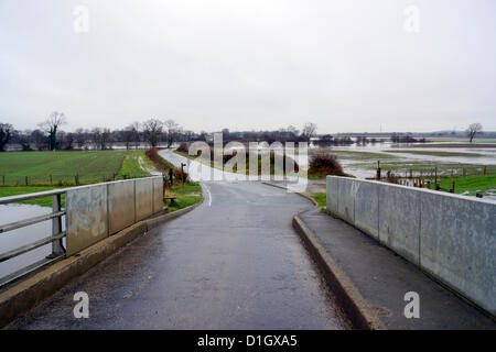 21. Dezember 2012. Beal, North Yorkshire, UK.  Flut Wasserform den Fluss Aire Platzen der Banken verursacht Verschluss für Gemeindestraßen Stockfoto