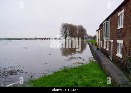 21. Dezember 2012. Beal, North Yorkshire, UK.  Wasser aus dem Fluss Aire in unmittelbarer Nähe der Hochwasserschutzanlagen schützen das Dorf überwältigend. Stockfoto