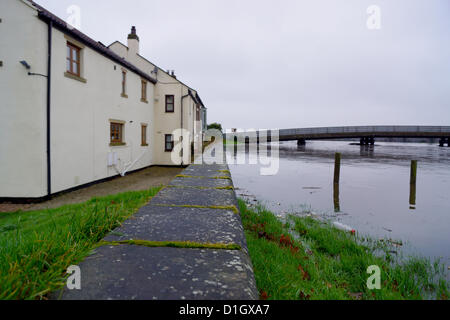 21. Dezember 2012. Beal, North Yorkshire, UK.  Wasser aus dem Fluss Aire in unmittelbarer Nähe der Hochwasserschutzanlagen schützen das Dorf überwältigend. Stockfoto