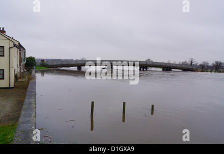 21. Dezember 2012. Beal, North Yorkshire, UK.  Wasser aus dem Fluss Aire in unmittelbarer Nähe der Hochwasserschutzanlagen schützen das Dorf überwältigend. Stockfoto