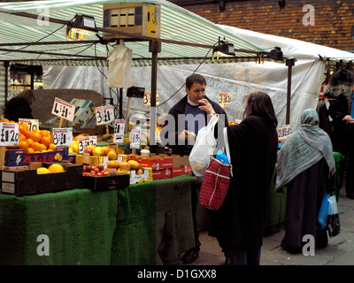 Salisbury Wiltshire England Markt am Samstag auf dem Marktplatz mit Obst und Gemüse Stall Stockfoto