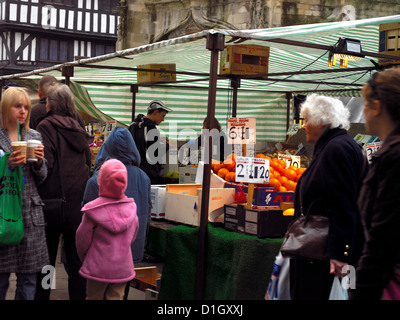 Salisbury Wiltshire England Samstagsmarkt im Marktplatz mit Obst und Gemüse Stall und Frau mit Kaffee zum mitnehmen Stockfoto