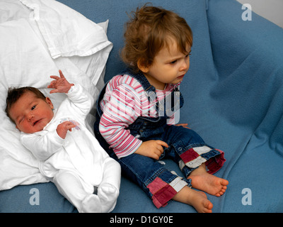 Schwestern achtzehn Monate alt und zwei Tage alt Stockfoto