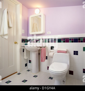 Badezimmer moderne Bad in Lavendel und weiß mit Sockel Waschbecken teilweise gefliesten Wand mit Karomuster in Grün Violett Stockfoto