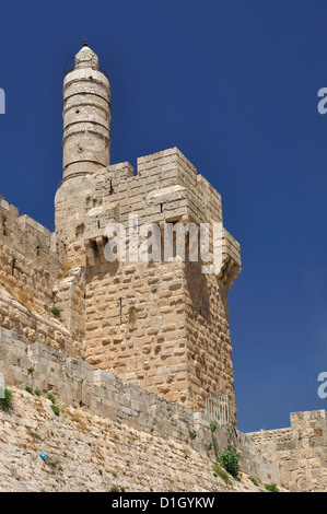 König David Zitadelle und alte Jerusalem Mauer unter blauem Himmel. Stockfoto