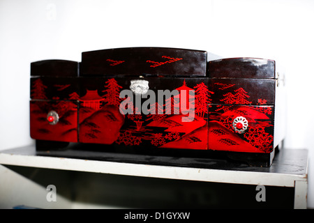 Lack schwarz und rot lackiert dekorativen Box. Stockfoto