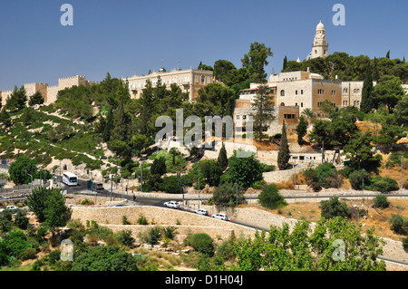 Blick auf Jerusalem Stadtbild von der alten Stadtmauer. Stockfoto