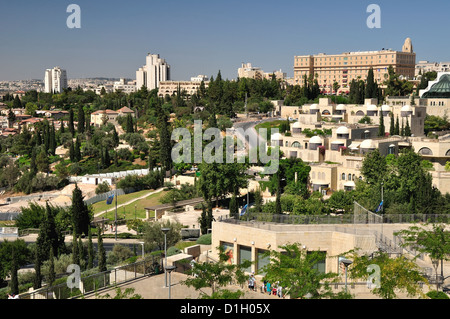 Blick auf die Jerusalemer Landschaft von der alten Stadtmauer aus gesehen. Stockfoto