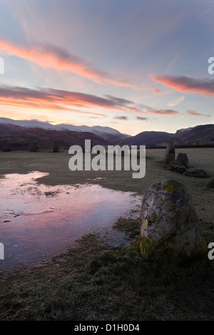 Blick nach Süden vom Castlerigg Steinkreis, in Richtung St. Johns in The Vale im Morgengrauen Stockfoto