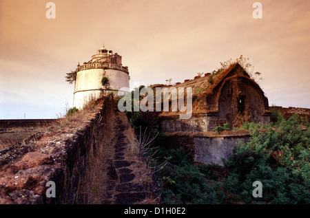 Fort Aguada Alter portugiesischer Leuchtturm, erbaut 1612, am Strand von Sinckerim mit Blick auf das Arabische Meer. Goa Indien Stockfoto