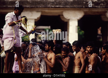 Indische Anhänger während Ritual Baden im Ramanathaswamy-Tempel in Rameshwaram Süd-Indien Stockfoto