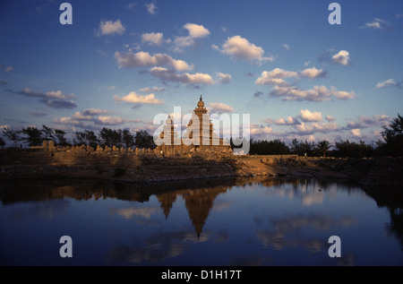 Angesichts der strukturellen Shore Tempel Komplex aus dem 8. Jahrhundert AD mit Blick auf die Küste des Golfs von Bengalen in Mamallapuram Mahabalipuram oder eine Stadt in Kancheepuram District im Bundesstaat Tamil Nadu, Südindien Stockfoto