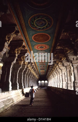 Hindu-Pilger wandern entlang des Korridors von 1000 Säulen des Ramanathaswamy-Tempels, der dem gott Shiva gewidmet ist und sich auf Rameswaram befindet, der auch Pamban-Insel im Bundesstaat Tamil Nadu, Südindien genannt wird Stockfoto