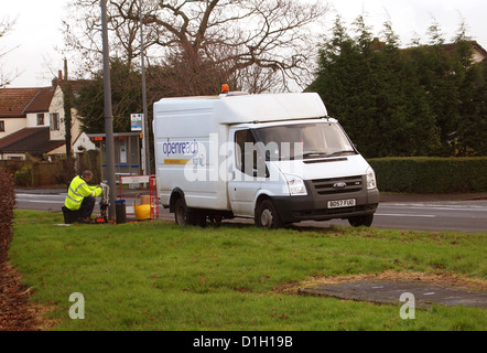 Dezember 2012 - British Telecom Ingenieur bei der Arbeit auf der Straße in Bristol mit seinem großen Van, Stockfoto