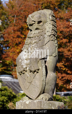 Sandstein-Lion im Pollok House laufen durch den National Trust für Pollok Country Park, Glasgow, Schottland, Schottland Stockfoto