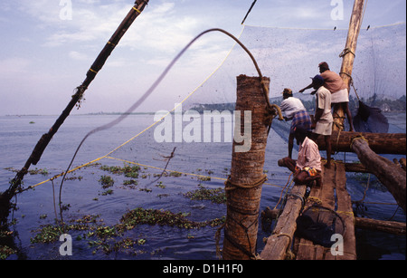 Fischer betreiben manuell gigantische 10 Meter hohe Aufzugsnetze, die nach den Gezeiten am Ufer des Fort Kochi im Bundesstaat Kerala Südwestindien als chinesische Fischernetze oder Cheena Vala bezeichnet werden. Sie Netze wurden im 14. Jahrhundert von den Kaufleuten des Hofes von Kublai Khan eingeführt. Stockfoto