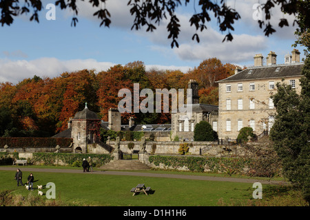 Herbst im Pollok House, das vom National Trust for Scotland im Pollok Country Park, Glasgow, Schottland, Großbritannien, betrieben wird Stockfoto