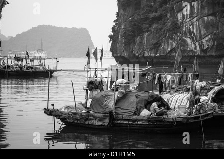 Kommerziellen Fischerboote auf Halong Bucht, Vietnam Stockfoto