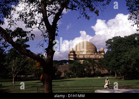 Das gewaltige Mausoleum Kuppel des Gol Gumbaz von Muhammad Adil Shah Sultan von Bijapur, gebaut im Jahre 1656 im Bundesstaat Karnataka, Indien Stockfoto