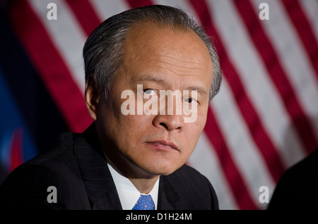 Chinas stellvertretender Minister für auswärtige Angelegenheiten Cui Tiankai hört eine Frage auf der 23. Tagung der uns China gemeinsame Kommission für Handel und Handwerk Konferenz 19. Dezember 2012 in Washington, DC. Stockfoto