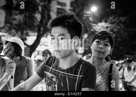 Paar auf dem Motorrad im alten Viertel von Hanoi den Hof Stockfoto