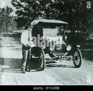 Mann steht neben Ford Modell T Auto, ca. 1918 Stockfoto