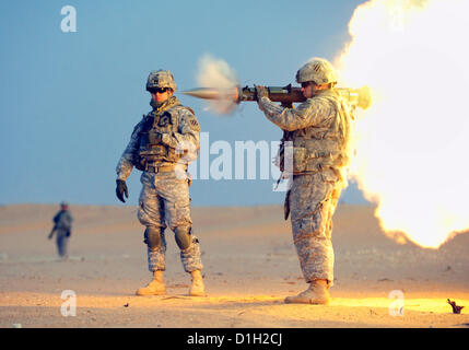 US Army Soldat feuert eine AT-4 Anti-Tank Waffe während des Trainings im Bereich Complex Udairi 20. Dezember 2012 in der Nähe von Camp Buehring, Kuwait. Die AT-4 ist eine tragbare, einschüssigen rückstoßfreie langläufige Waffe, schwer gepanzerte Fahrzeuge zu zerstören. Stockfoto