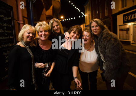 Freitag, 21. Dezember 2012, Aberystwyth Wales UK. Eine Gruppe von 6 sechs Frauen auf der Straße feiern mad Freitag mit ihren Freunden und Arbeitskollegen. Verrückter Freitag ist eine umgangssprachliche Bezeichnung im Vereinigten Königreich, unter Bezugnahme auf den letzten Freitag vor Heiligabend, und ist anerkannter bundesweit als der verkehrsreichste Nacht aus dem Jahr.  Foto © Keith Morris Stockfoto