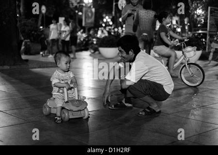 Stolzer Vater mit Kind und Kinderwagen ein Spielzeug. Während der September 2012 Lunar Festival in Hanoi Vietnam Stockfoto