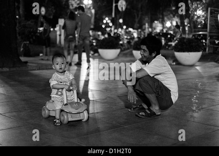 Stolzer Vater mit Kind und Kinderwagen ein Spielzeug. Während der September 2012 Lunar Festival in Hanoi Vietnam Stockfoto