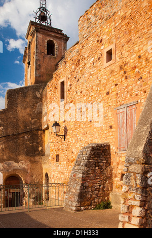 Am frühen Morgensonnenlicht auf die Kirche Saint-Michel, Roussillon, der Luberon, Provence Frankreich Stockfoto