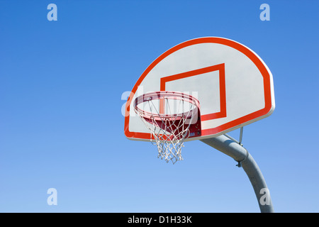 Basketballfeld mit Asphalt Stockfoto