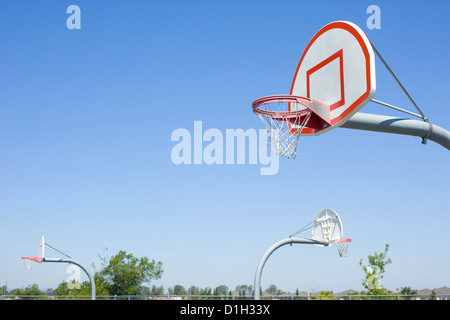 Basketballfeld mit Asphalt Stockfoto