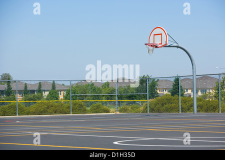 Basketballfeld mit Asphalt Stockfoto