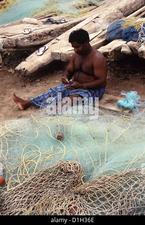 Ein Fischer ausbessern Netze am Mamalpuram Strand von Tamil Nadu in Indien Stockfoto