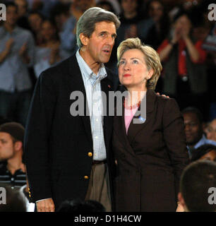 21. Dezember 2012 wurde - Washington, District Of Columbia, USA - John Kerry, der senior Senator aus Massachusetts und ehemalige Präsidentschaftskandidat im Jahr 2004 von Präsident Obama nominiert Hillary Clinton als Staatssekretär in Obamas Wiederwahl zu ersetzen. Die Nominierung ist vorbehaltlich der Bestätigung durch den Senat. Im Bild: 14. April 2004 - John Kerry für das Präsidentenamt am City College von New York In Harlem, New York City mit Hillary Clinton Kampagne. (Kredit-Bild: © Globe Photos/ZUMAPRESS.com) Stockfoto