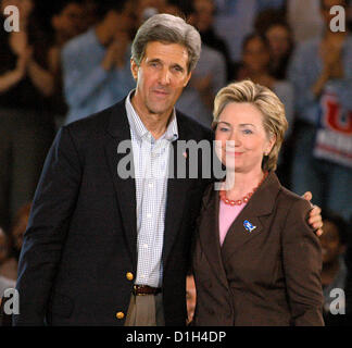 21. Dezember 2012 wurde - Washington, District Of Columbia, USA - John Kerry, der senior Senator aus Massachusetts und ehemalige Präsidentschaftskandidat im Jahr 2004 von Präsident Obama nominiert Hillary Clinton als Staatssekretär in Obamas Wiederwahl zu ersetzen. Die Nominierung ist vorbehaltlich der Bestätigung durch den Senat. Im Bild: 14. April 2004 - John Kerry für das Präsidentenamt am City College von New York In Harlem, New York City mit Hillary Clinton Kampagne. (Kredit-Bild: © Globe Photos/ZUMAPRESS.com) Stockfoto