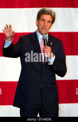 21. Dezember 2012 wurde - Washington, District Of Columbia, USA - John Kerry, der senior Senator aus Massachusetts und ehemalige Präsidentschaftskandidat im Jahr 2004 von Präsident Obama nominiert Hillary Clinton als Staatssekretär in Obamas Wiederwahl zu ersetzen. Die Nominierung ist vorbehaltlich der Bestätigung durch den Senat. Im Bild: 14. April 2004 - John Kerry für das Präsidentenamt am City College von New York In Harlem, New York City mit Hillary Clinton Kampagne. (Kredit-Bild: © Globe Photos/ZUMAPRESS.com)  27. August 2004; Seattle, WA, USA; Senator JOHN KERRY an eine.5 Millionen Spendenaktion Ereignis, während Stockfoto