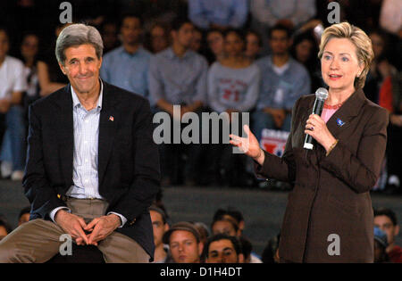 21. Dezember 2012 wurde - Washington, District Of Columbia, USA - John Kerry, der senior Senator aus Massachusetts und ehemalige Präsidentschaftskandidat im Jahr 2004 von Präsident Obama nominiert Hillary Clinton als Staatssekretär in Obamas Wiederwahl zu ersetzen. Die Nominierung ist vorbehaltlich der Bestätigung durch den Senat. Im Bild: 14. April 2004 - John Kerry für das Präsidentenamt am City College von New York In Harlem, New York City mit Hillary Clinton Kampagne. (Kredit-Bild: © Globe Photos/ZUMAPRESS.com) Stockfoto