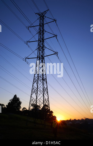Silhouette Hochspannungs Strommasten Stockfoto