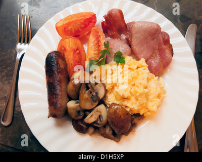 Eine traditionelles englisches Frühstück Speck Rührei Ei Wurst MARONEN Pilze und gebratene Eiertomaten diente in Yorkshire Stockfoto