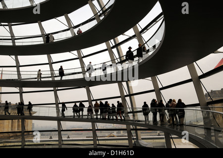 Besucher in die Reichstagskuppel in Berlin, von Norman Foster entworfen Stockfoto