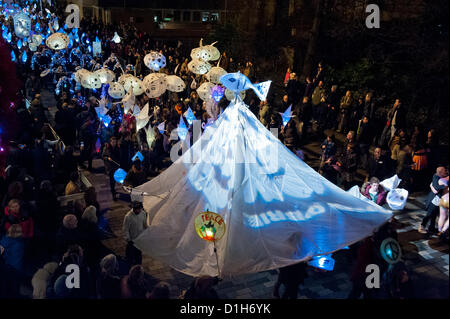 Die Parade beginnt in der New Road. Brennen die Uhren-Laterne beleuchteten Prozession in Brighton 21. Dezember 2012 Foto © Julia Claxton Stockfoto