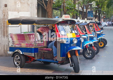 Linie der Tuktuks mit Fahrer ulica Bangkok, Thailand Stockfoto