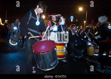 Die Parade erreicht Madeira fahren. Brennen die Uhren-Laterne beleuchteten Prozession in Brighton 21. Dezember 2012 Foto © Julia Claxton Stockfoto