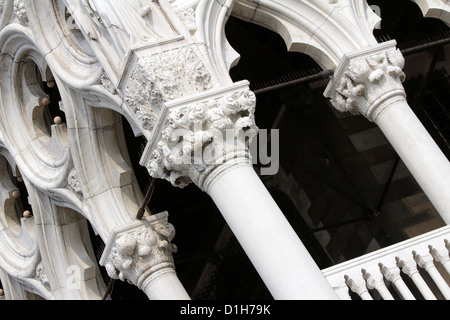 Spalten mit dem Dogenpalast. Venedig, Italien Stockfoto