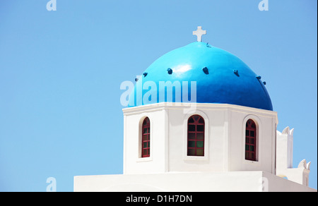 Caldera Square, blaue Kuppel der Kirche Panagia Platsani. Oia, Santorin, Kykladen, Griechenland Stockfoto