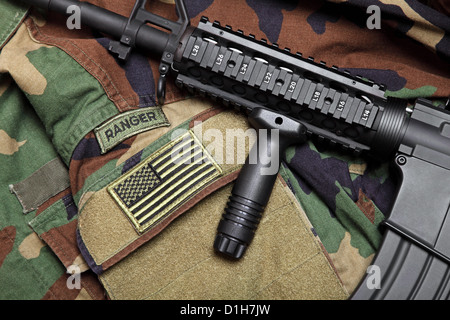 US Army Ranger Woodland Camo BDU mit der taktischen Carbine drauf. Stockfoto