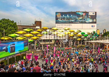 Den Olympischen Park verlassen und betreten den Bahnhof Stratford Stockfoto