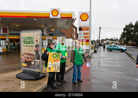 Greenpeace-Aktivisten protestieren vor einer Shell-Tankstelle für die Freilassung der "Arctic 30" - Greenpeace-Crew und Aktivisten des "Arctic Sunrise"-Schiffes, die von russischen Behörden wegen Piraterie festgenommen wurden. Die inhaftierten Aktivisten hatten versucht, die Bohrplattform von Prirazlomnaya als Protest gegen die arktische Ölproduktion zu erklimmen. Stockfoto